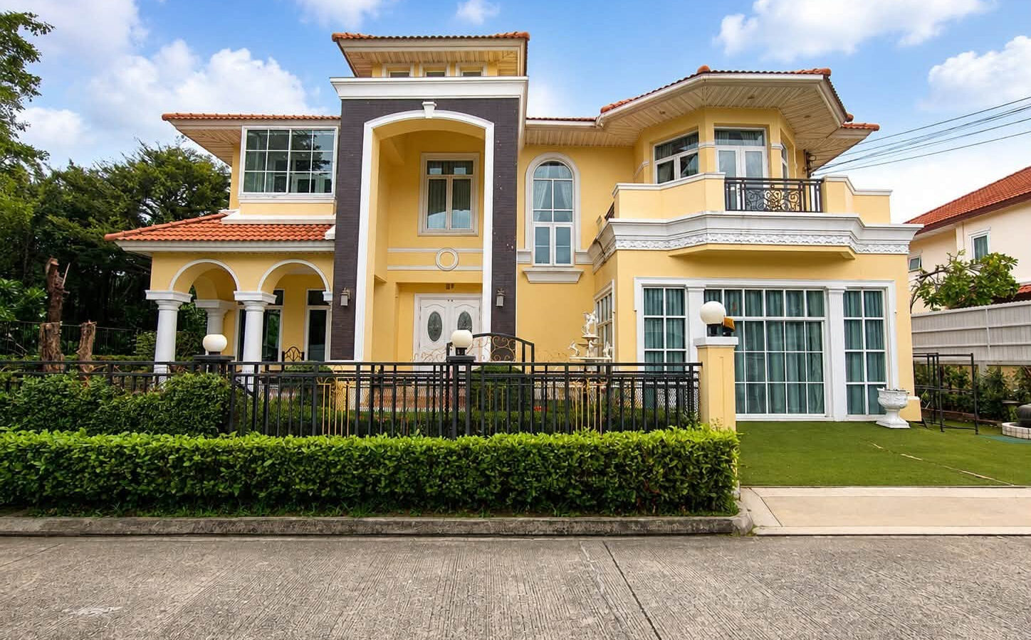 Luxury Detached House for Rent | The Grand Rama 2 | Large Corner Home Next to the Garden