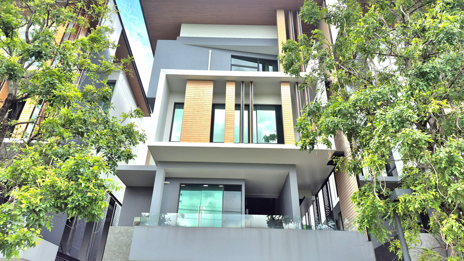 ให้เช่า Home Office 4 ชั้น Nirvana @WORK เกษตร–นวมินทร์ | อาคารเดี่ยว ติดถนนใหญ่ มีลิฟต์โดยสาร