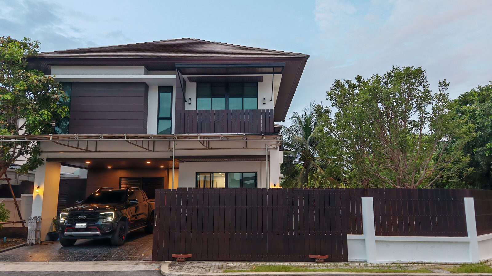 Corner Detached House for Rent | Lake View Park | Pet Friendly