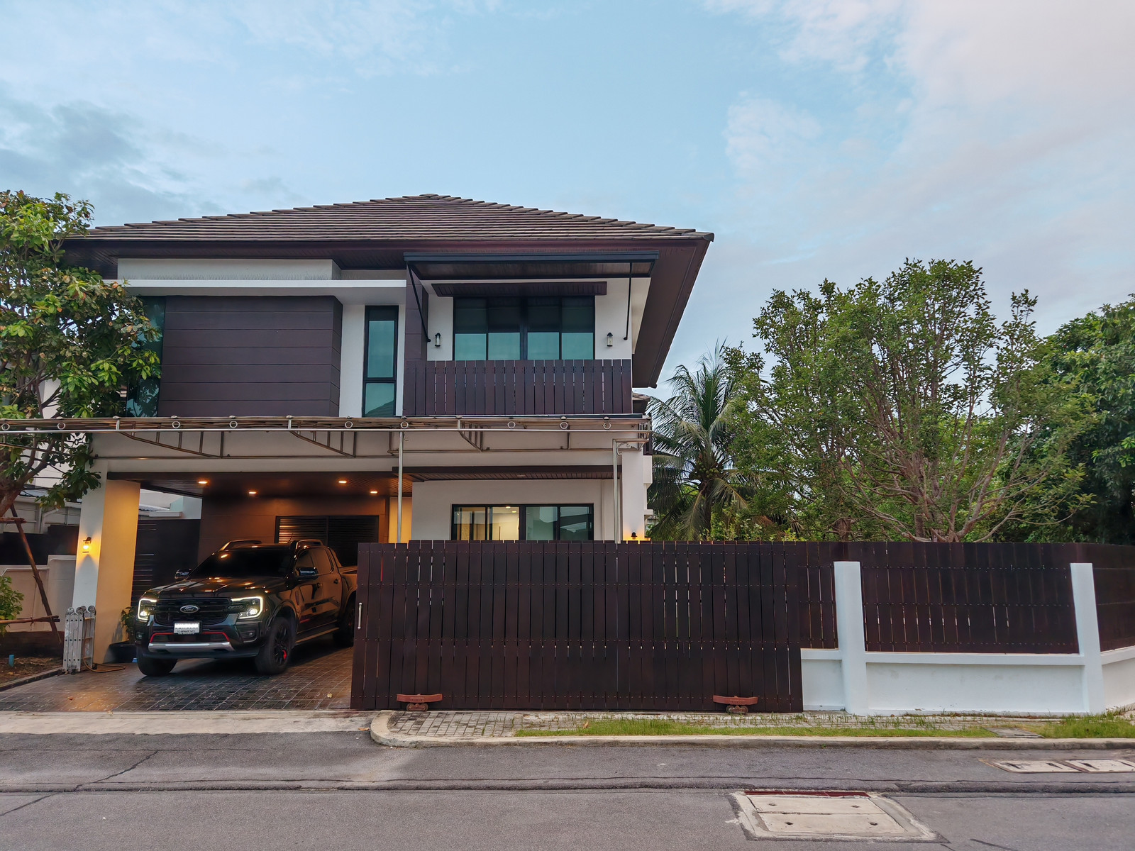 Corner Detached House for Rent | Lake View Park | Pet Friendly