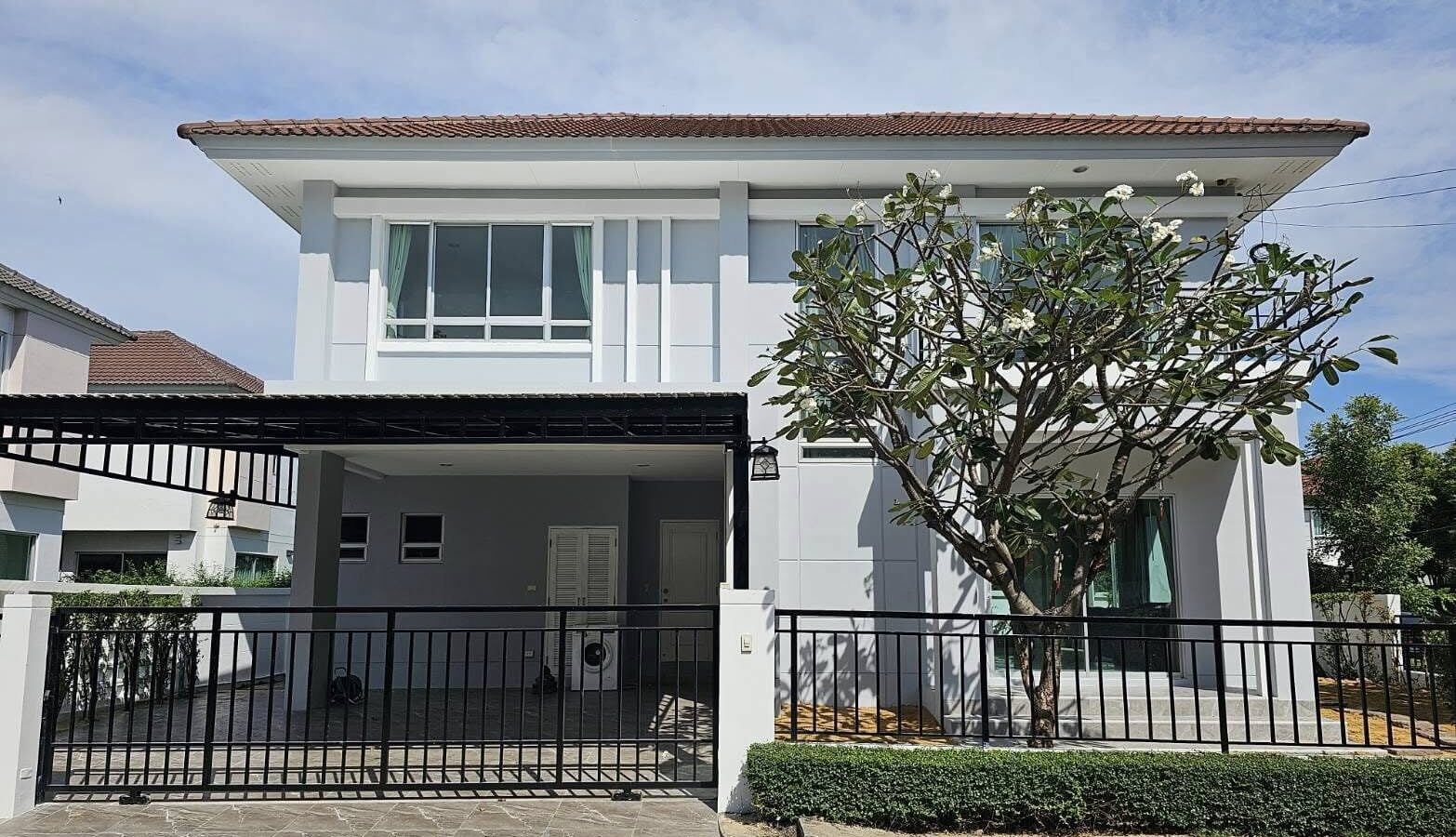 ให้เช่าบ้านเดี่ยว 2 ชั้น — ไลฟ์ บางกอก บูเลอวาร์ด รามอินทรา บ้านหลังมุม ทำเลติดถนนใหญ่ ใกล้รถไฟฟ้า