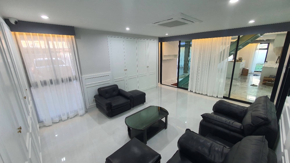 ให้เช่าบ้านเดี่ยว 2 ชั้น หลังใหญ่ สไตล์ Modern ย่านโชคชัย 4