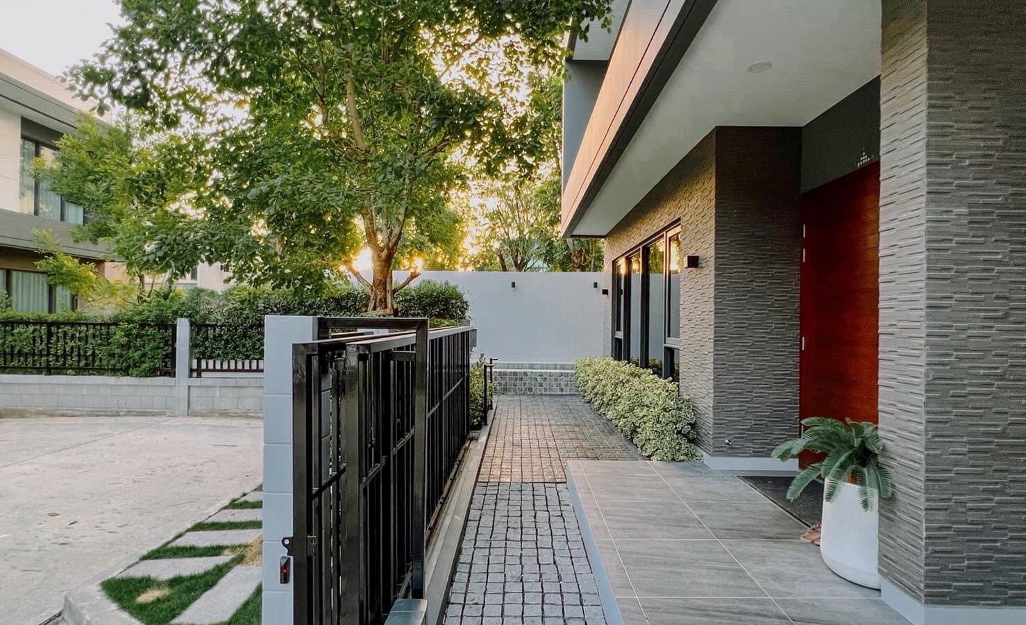 Luxury Detached House for Rent | The City Sukhumvit–On Nut | Spacious Outdoor Area