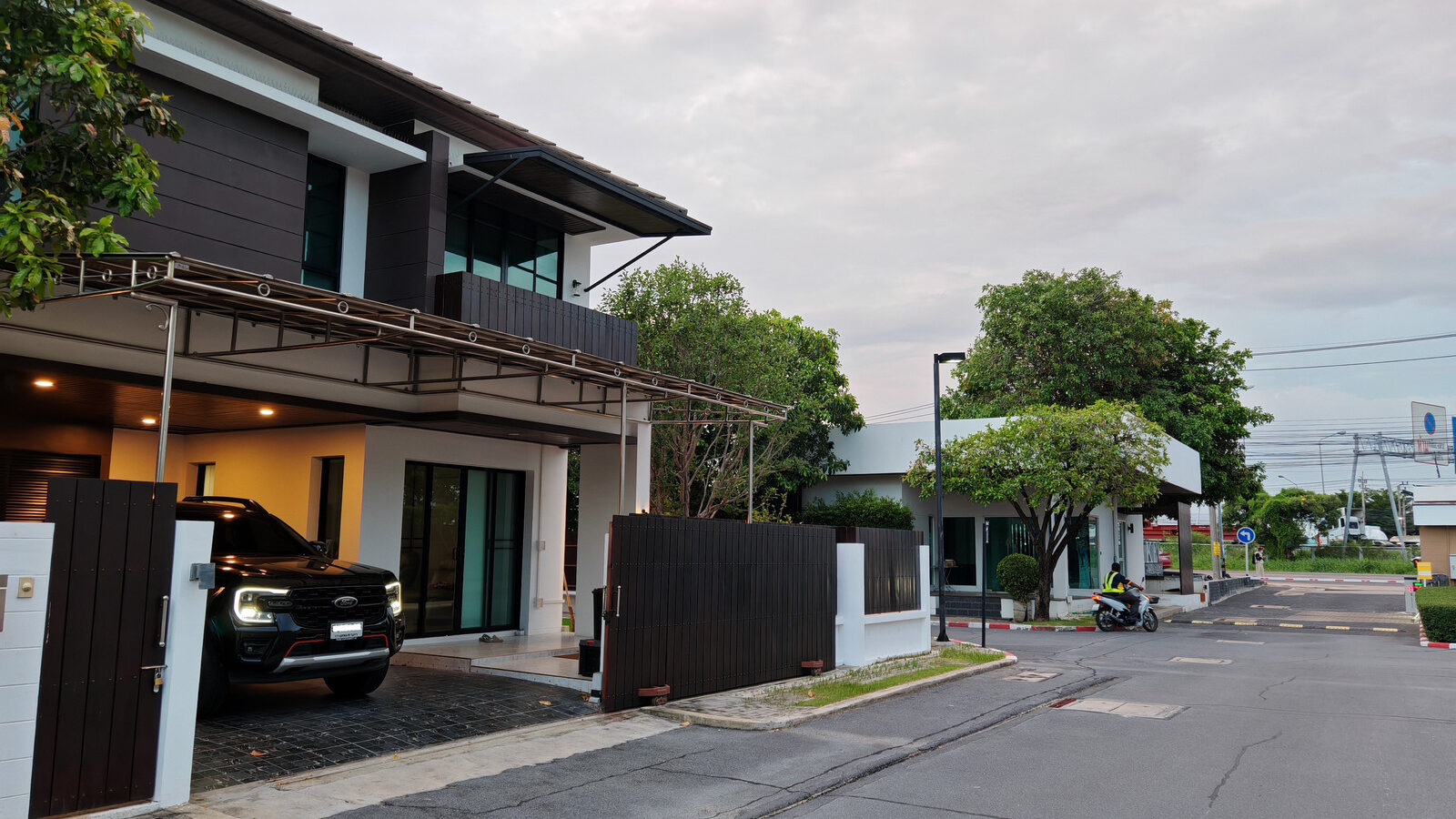 Corner Detached House for Rent | Lake View Park | Pet Friendly