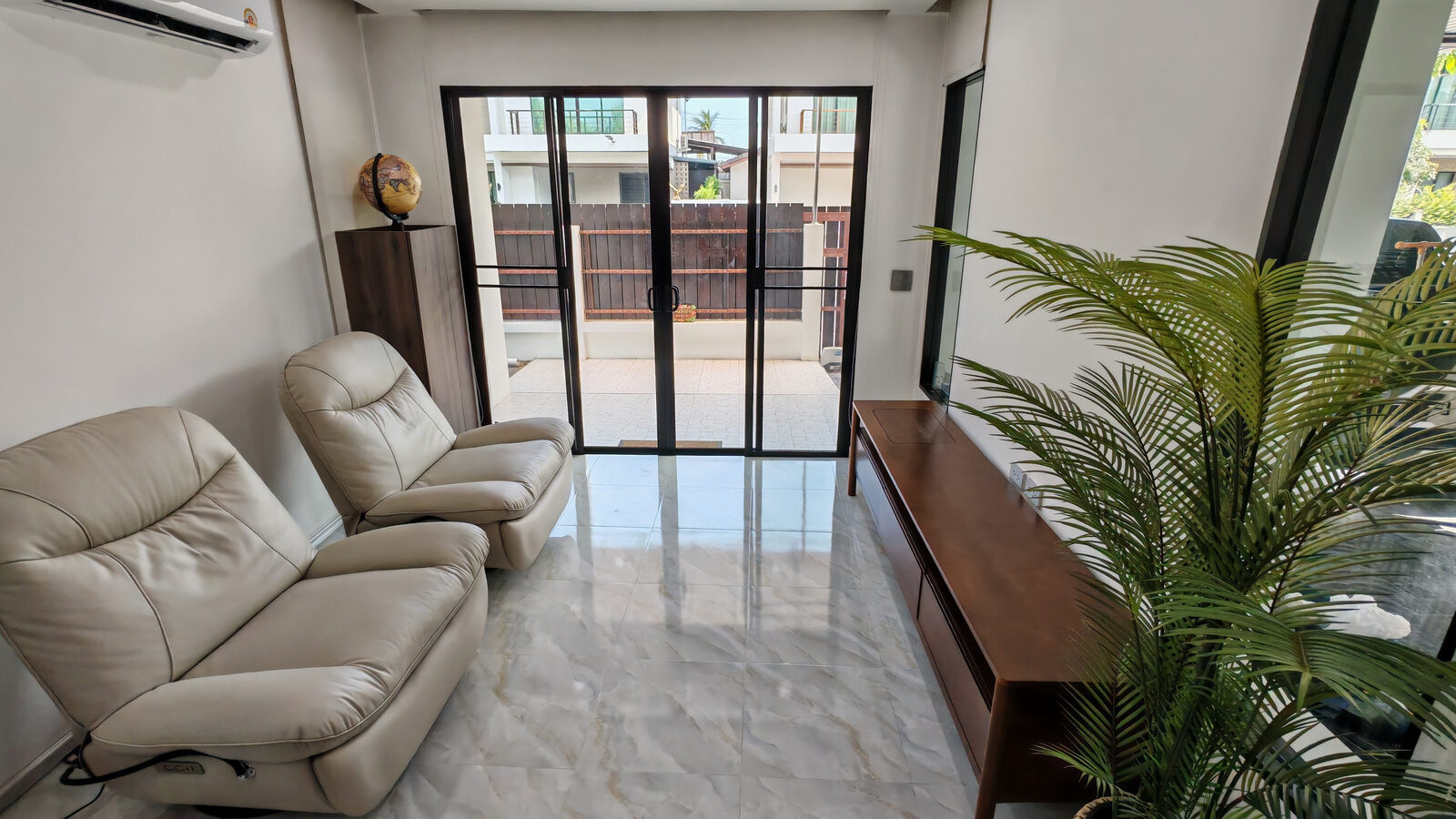 Corner Detached House for Rent | Lake View Park | Pet Friendly