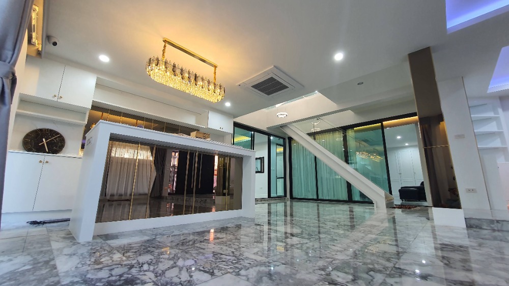 ให้เช่าบ้านเดี่ยว 2 ชั้น หลังใหญ่ สไตล์ Modern ย่านโชคชัย 4