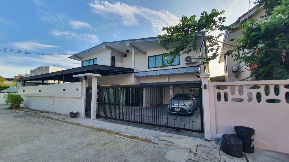 ให้เช่าบ้านเดี่ยว 2 ชั้น หลังใหญ่ สไตล์ Modern ย่านโชคชัย 4