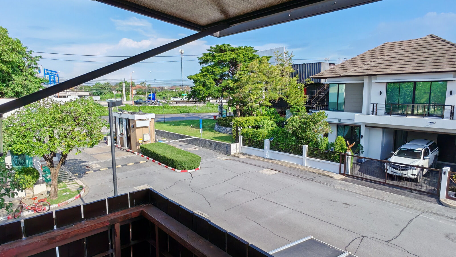 Corner Detached House for Rent | Lake View Park | Pet Friendly