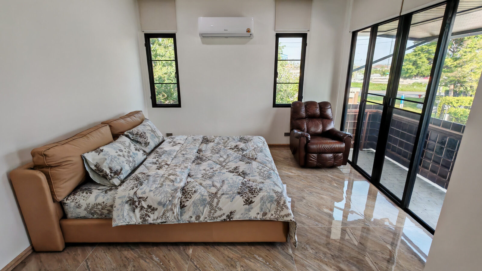 Corner Detached House for Rent | Lake View Park | Pet Friendly