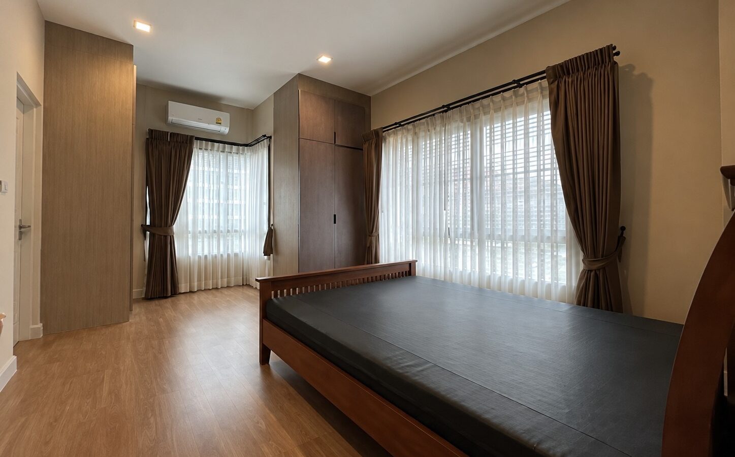 Venue Flow Rama 5 转角独栋别墅出租｜4卧4卫｜家具齐全