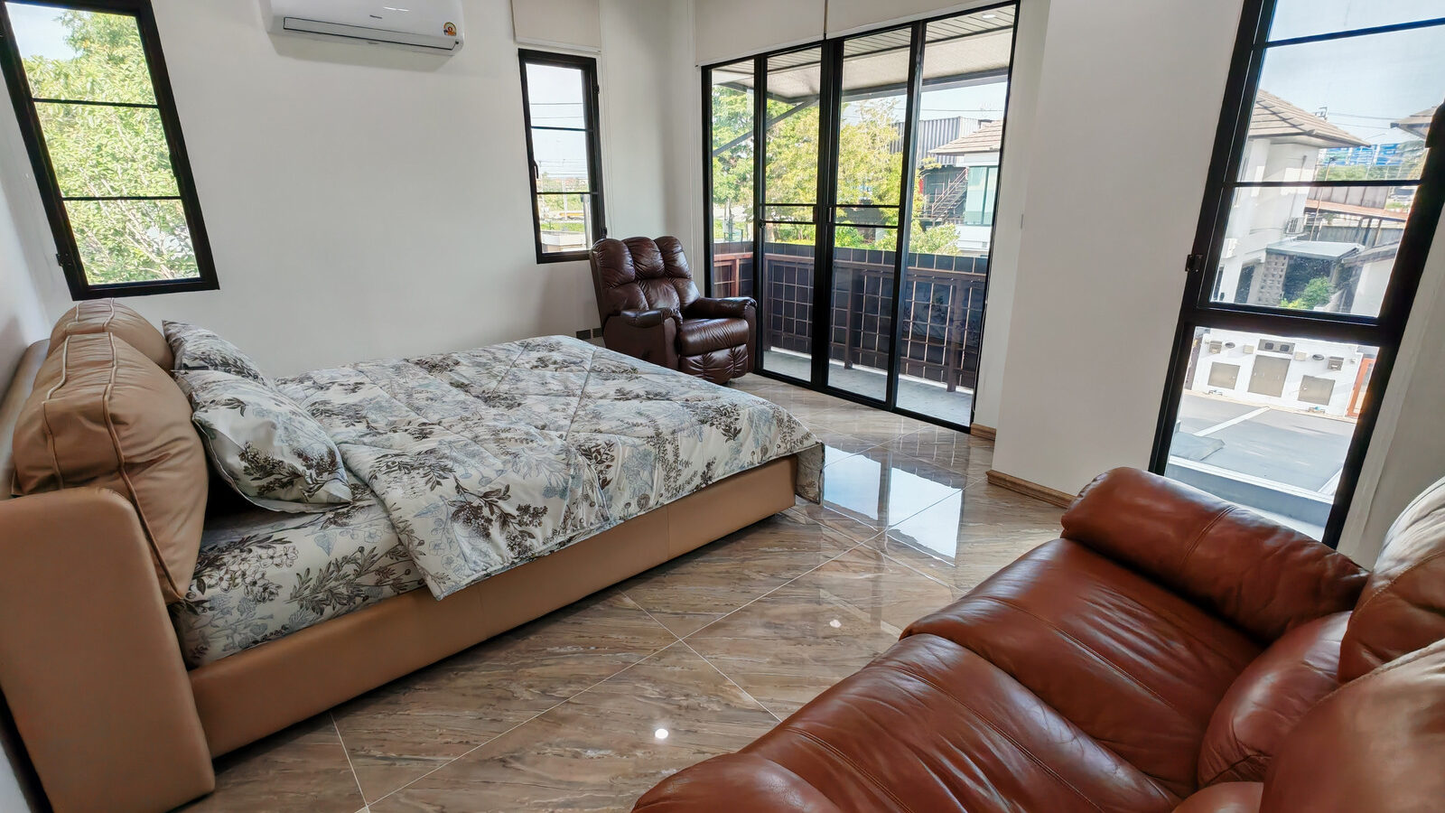 Corner Detached House for Rent | Lake View Park | Pet Friendly