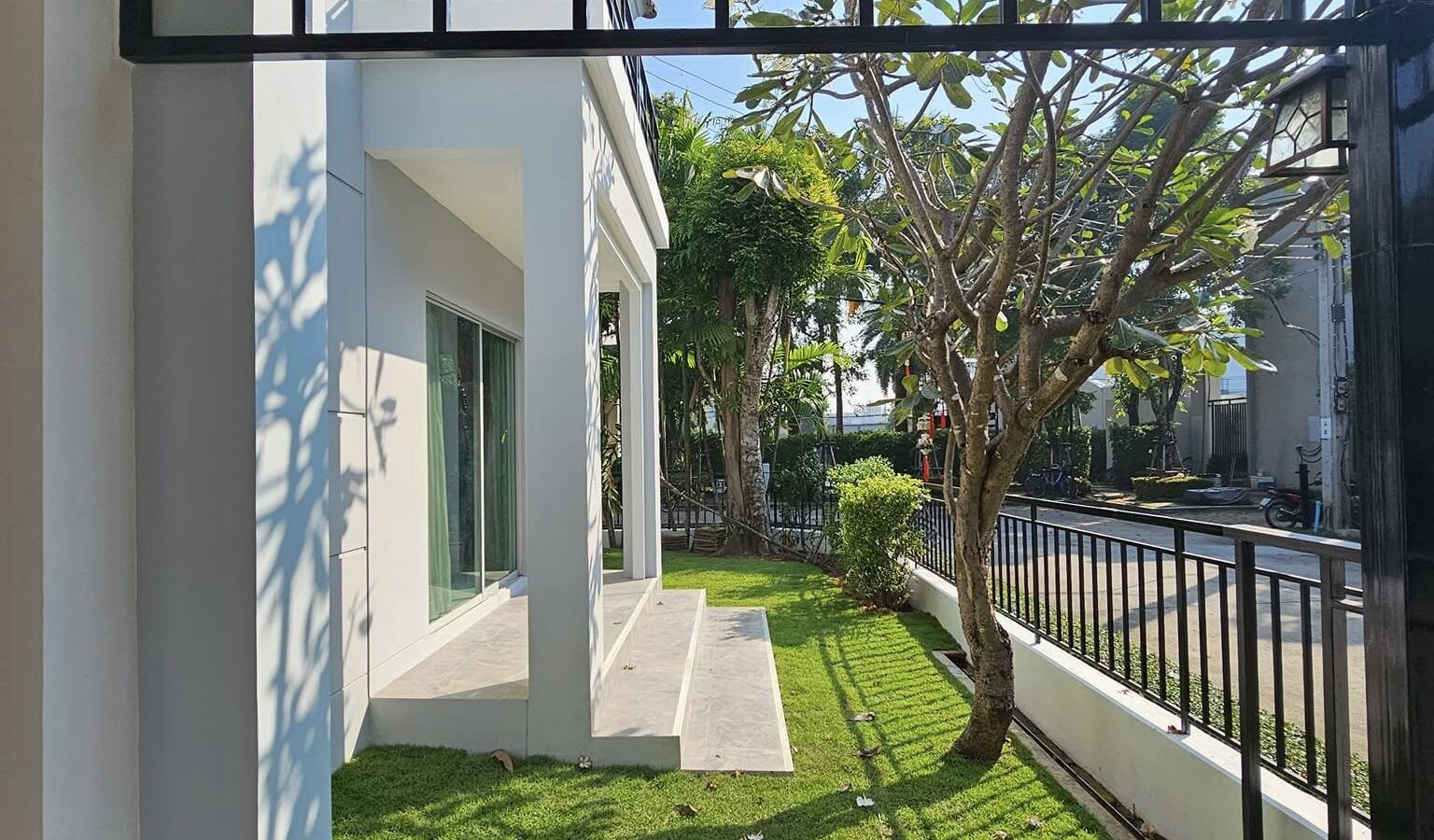 ให้เช่าบ้านเดี่ยว 2 ชั้น — ไลฟ์ บางกอก บูเลอวาร์ด รามอินทรา บ้านหลังมุม ทำเลติดถนนใหญ่ ใกล้รถไฟฟ้า