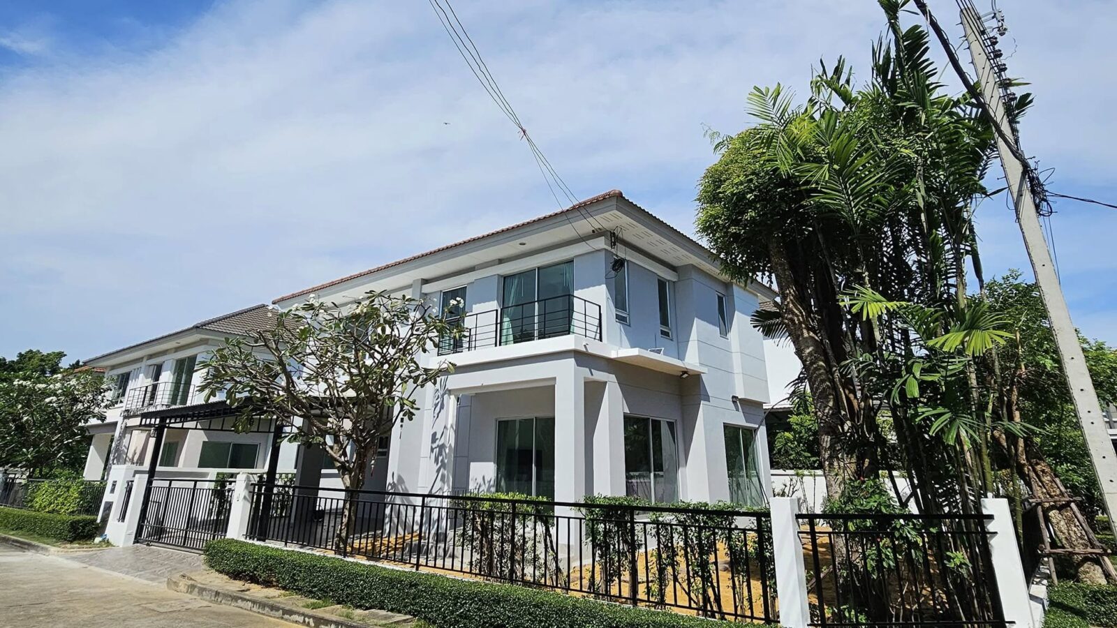 ให้เช่าบ้านเดี่ยว 2 ชั้น — ไลฟ์ บางกอก บูเลอวาร์ด รามอินทรา บ้านหลังมุม ทำเลติดถนนใหญ่ ใกล้รถไฟฟ้า