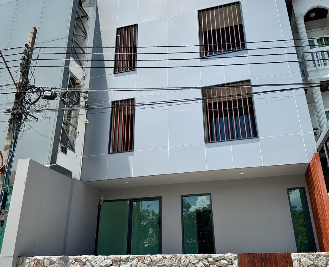 For Rent | 3-Storey Home Office in On Nut–Lat Krabang