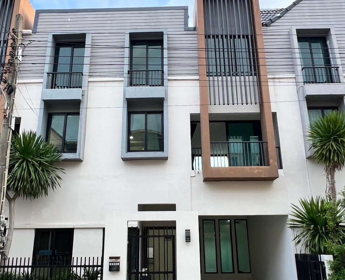 For Rent | Renovated 3-Storey Townhome / Home Office at Luk Golf Premium Village