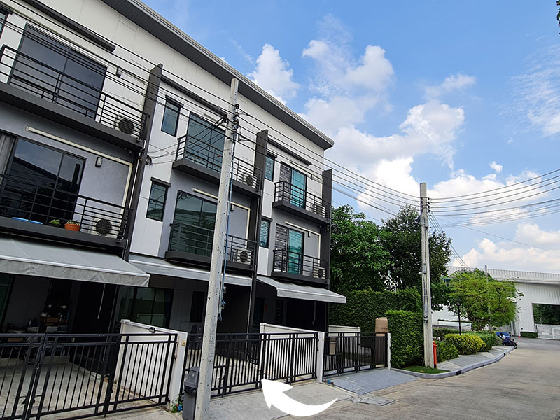 Baan Klang Muang Ratchapruek–Rattanathibet 三层联排别墅出租
