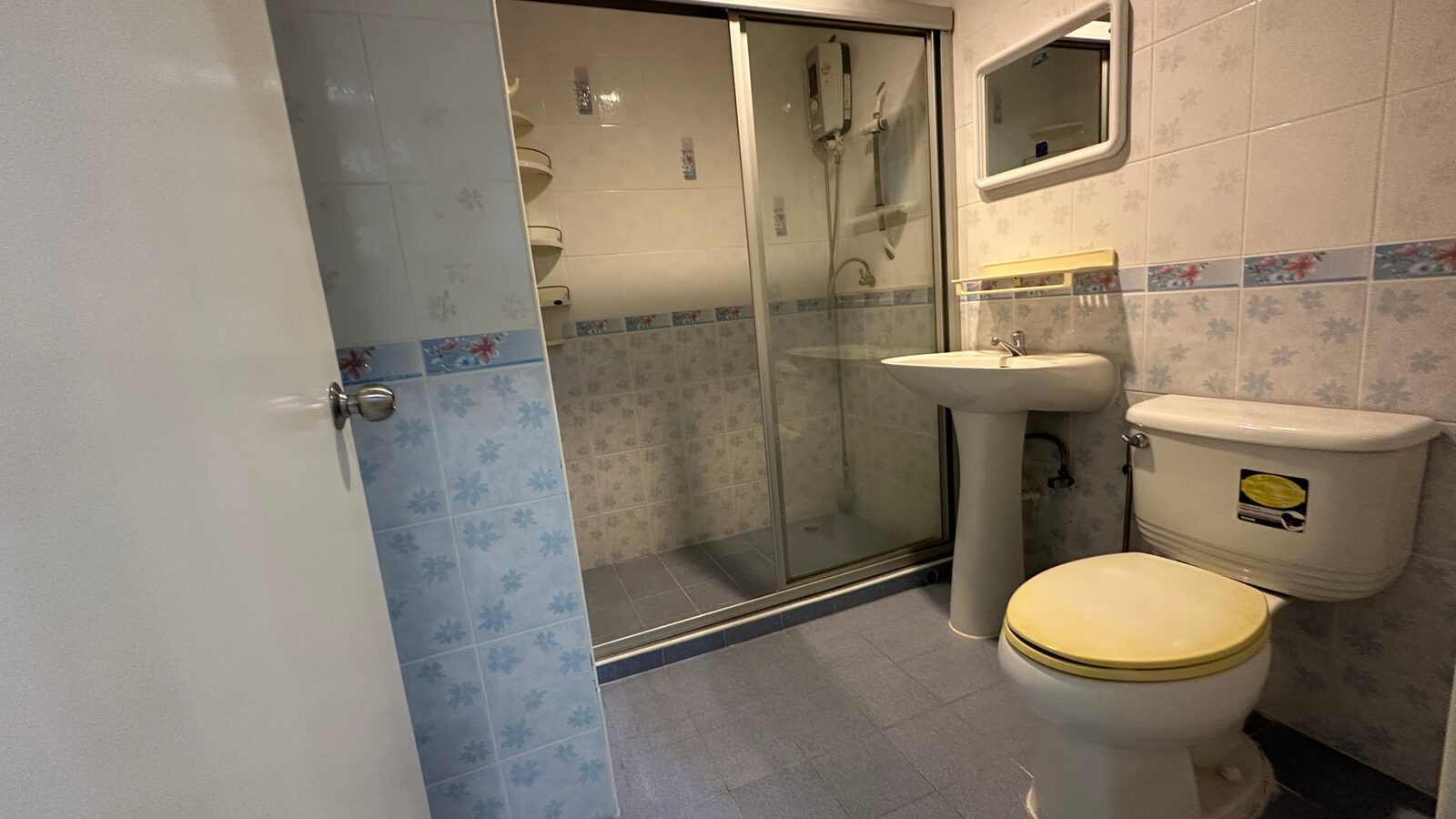 For Rent | Royal Castle Pattanakarn | Spacious 3-Bedroom Condo with Multipurpose Room