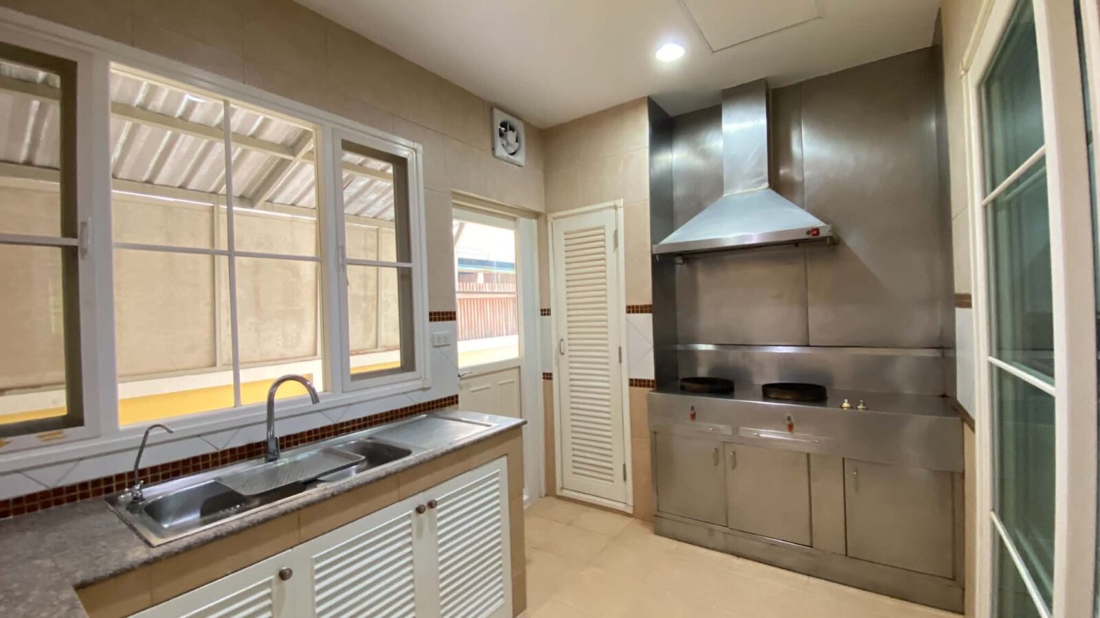 Large Detached House for Rent | Nantawan On Nut