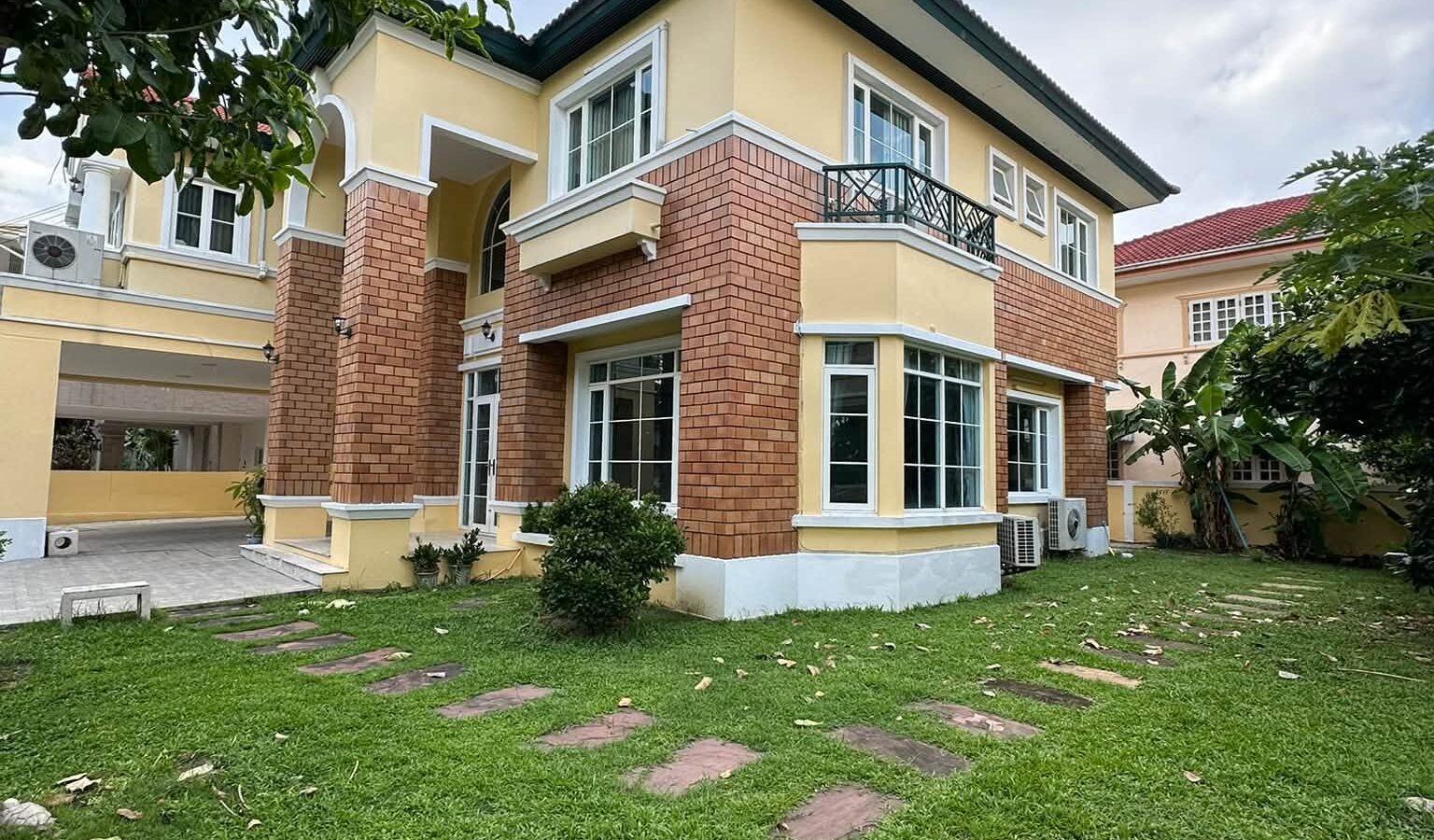 Large Detached House for Rent | Nantawan On Nut
