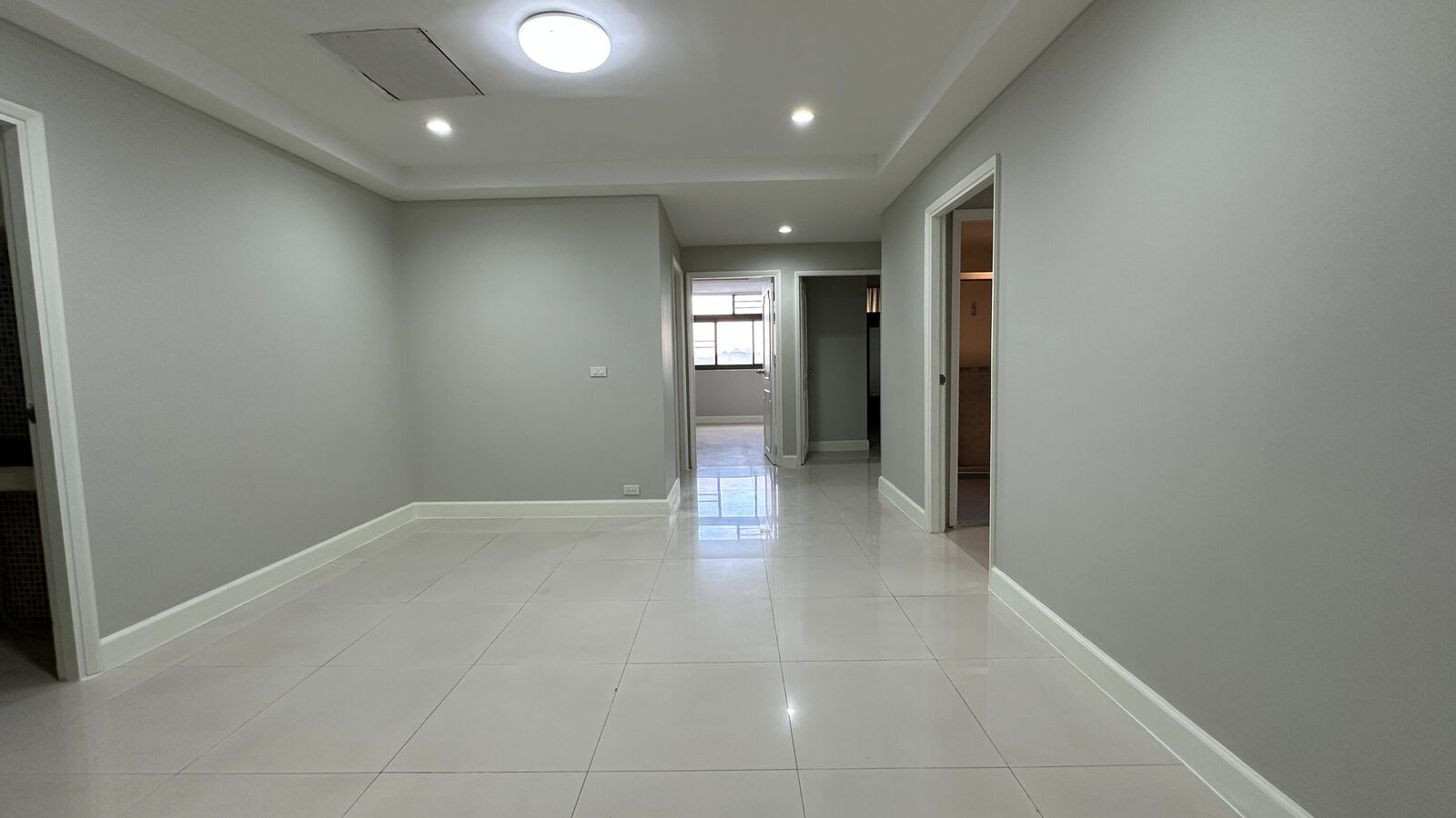 For Rent | Royal Castle Pattanakarn | Spacious 3-Bedroom Condo with Multipurpose Room