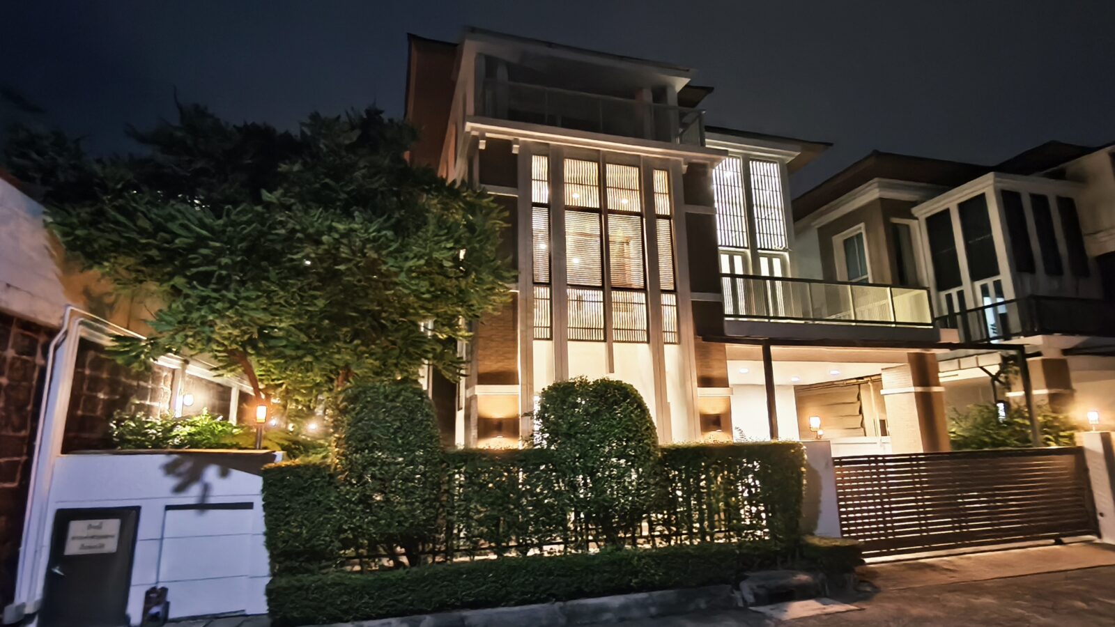 Luxury 3-Storey Detached House for Rent | Baan Klang Krung The Nice Ratchavipha