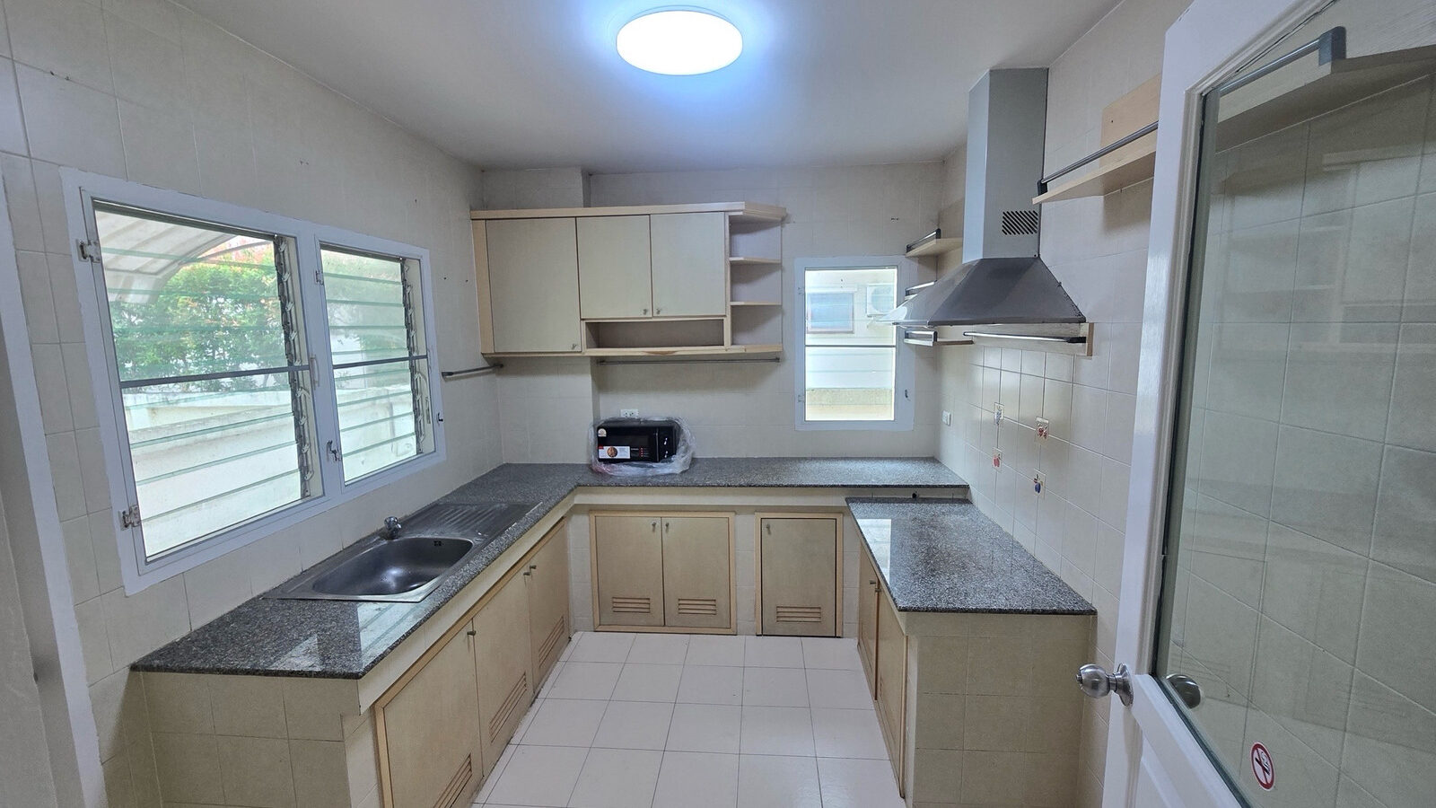 Renovated Corner Detached House for Rent | Setthasiri Seri Thai