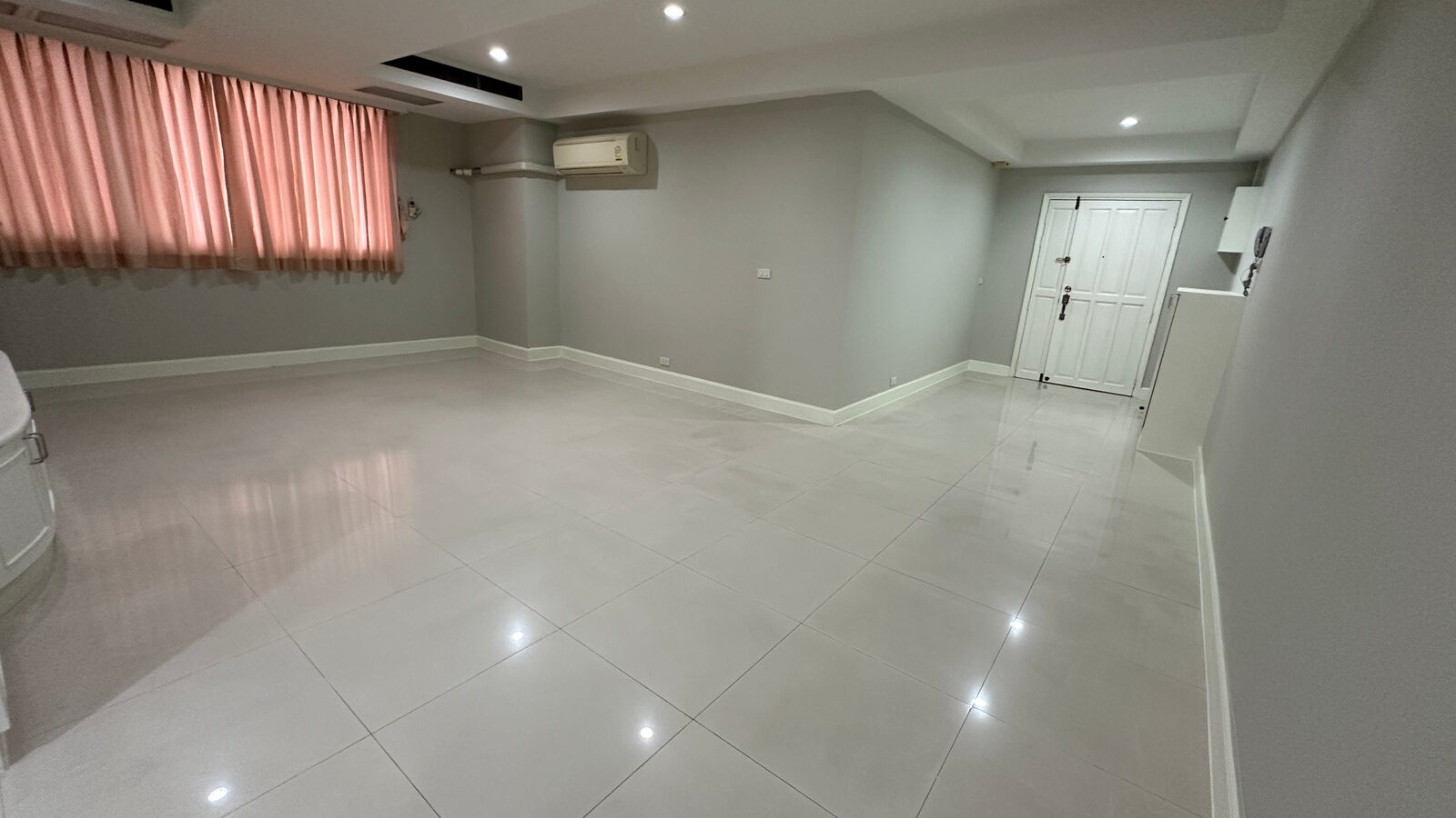 For Rent | Royal Castle Pattanakarn | Spacious 3-Bedroom Condo with Multipurpose Room