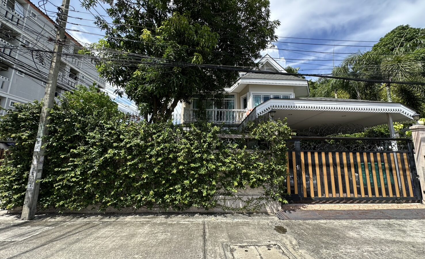 For Sale / Rent | Spacious Detached House in Bearing Soi 26