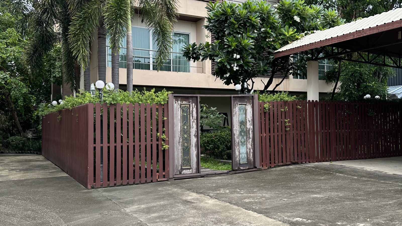 Land with 4-Storey Office Building & 3-Storey Residence for Sale | Sukhumvit 101 – Punnawithi 34