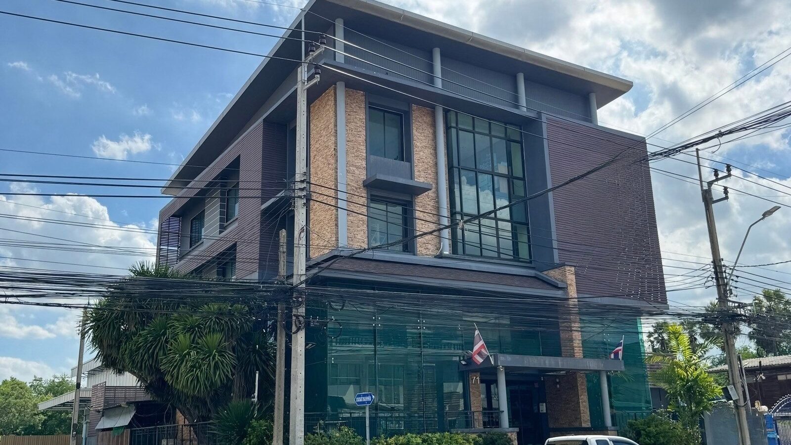 Office Building for Sale | 3.5-Storey Commercial Building with Elevator | Pradit Manutham–Ramintra