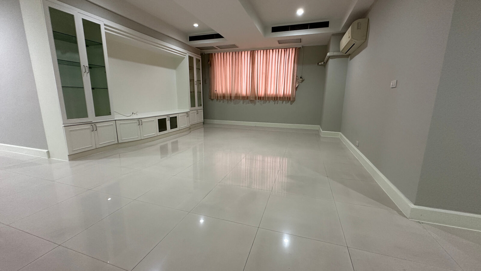For Rent | Royal Castle Pattanakarn | Spacious 3-Bedroom Condo with Multipurpose Room