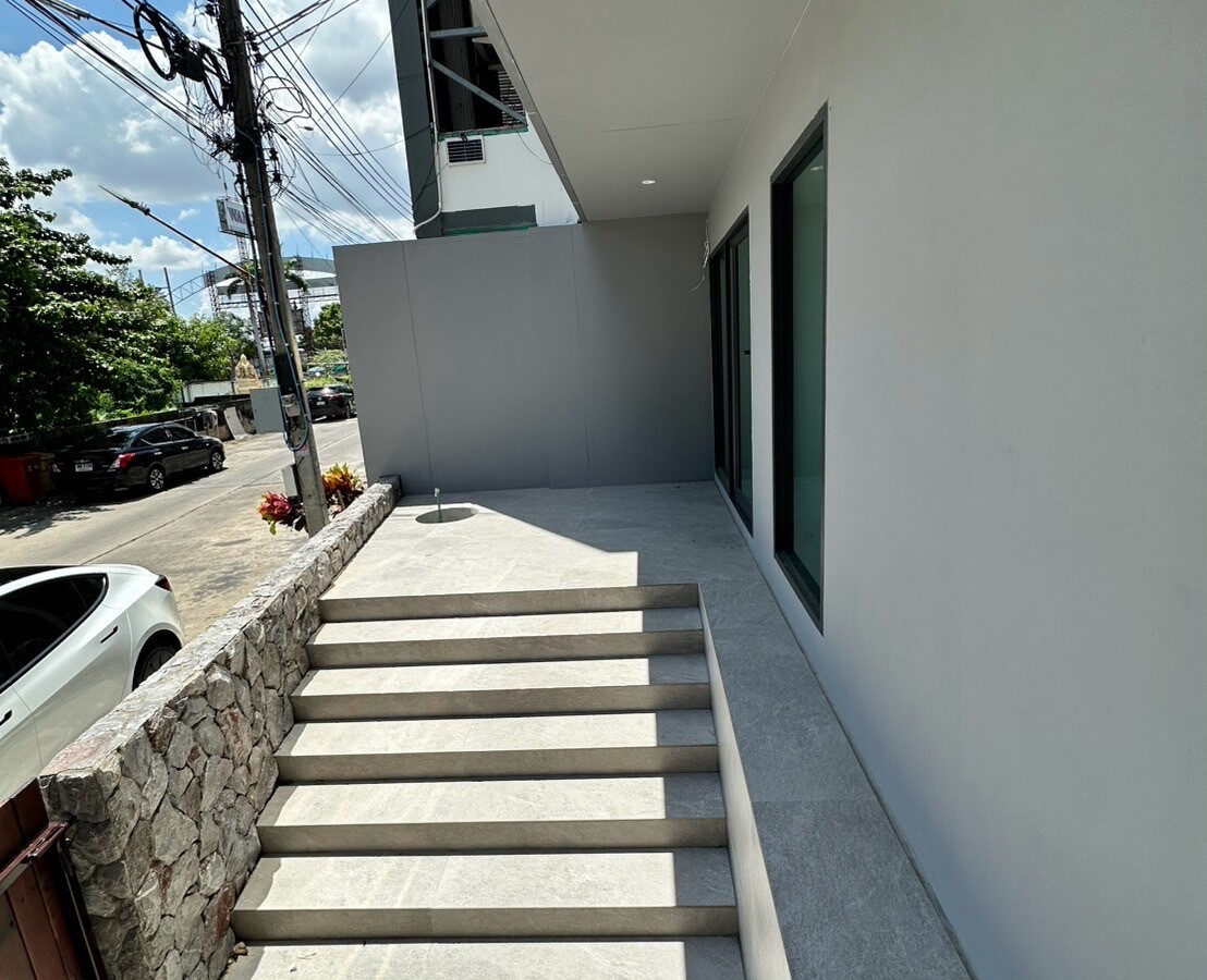 For Rent | 3-Storey Home Office in On Nut–Lat Krabang