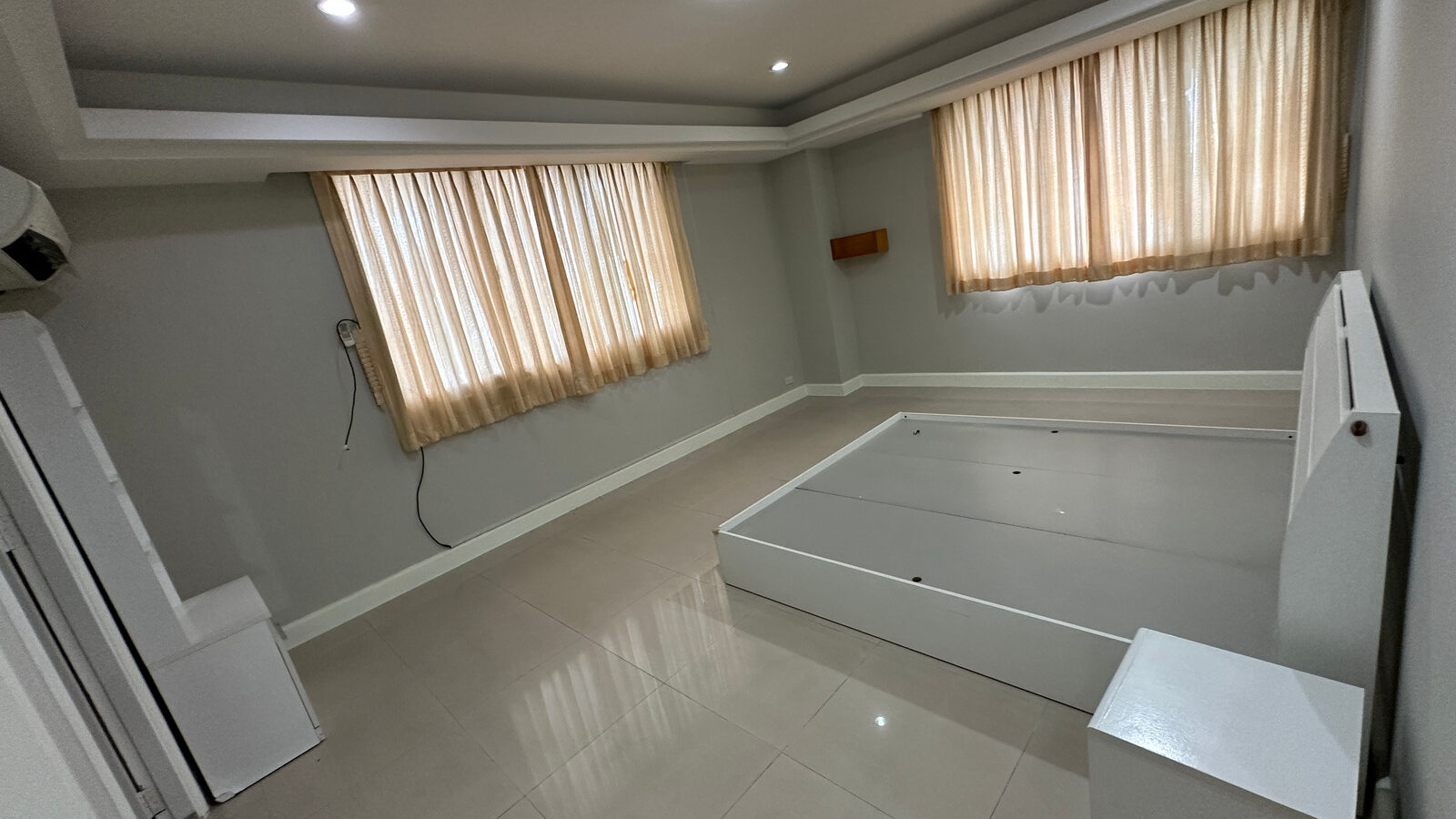 For Rent | Royal Castle Pattanakarn | Spacious 3-Bedroom Condo with Multipurpose Room