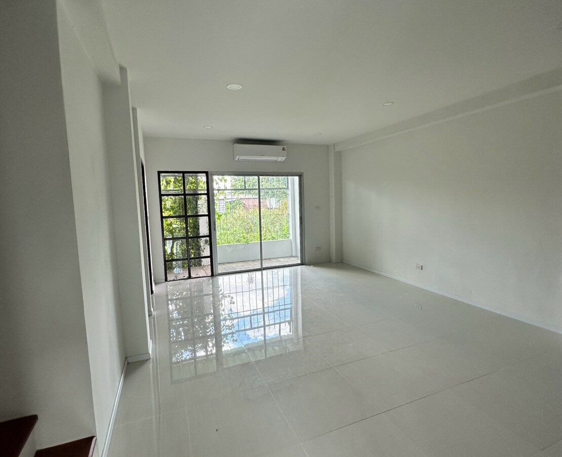 For Rent | 3-Storey Home Office in On Nut–Lat Krabang