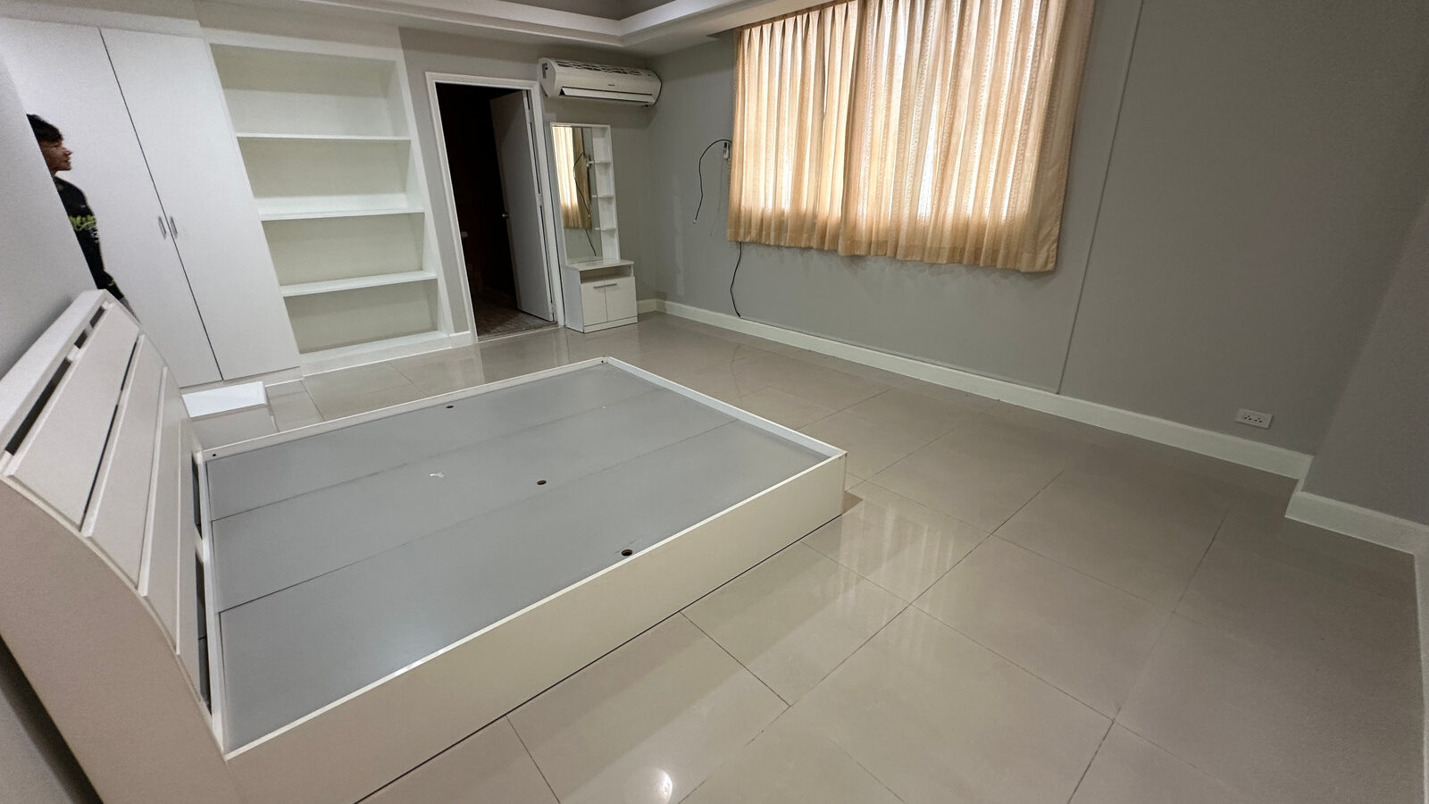 For Rent | Royal Castle Pattanakarn | Spacious 3-Bedroom Condo with Multipurpose Room