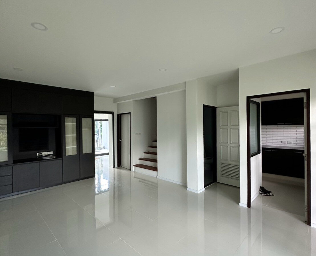 For Rent | 3-Storey Home Office in On Nut–Lat Krabang