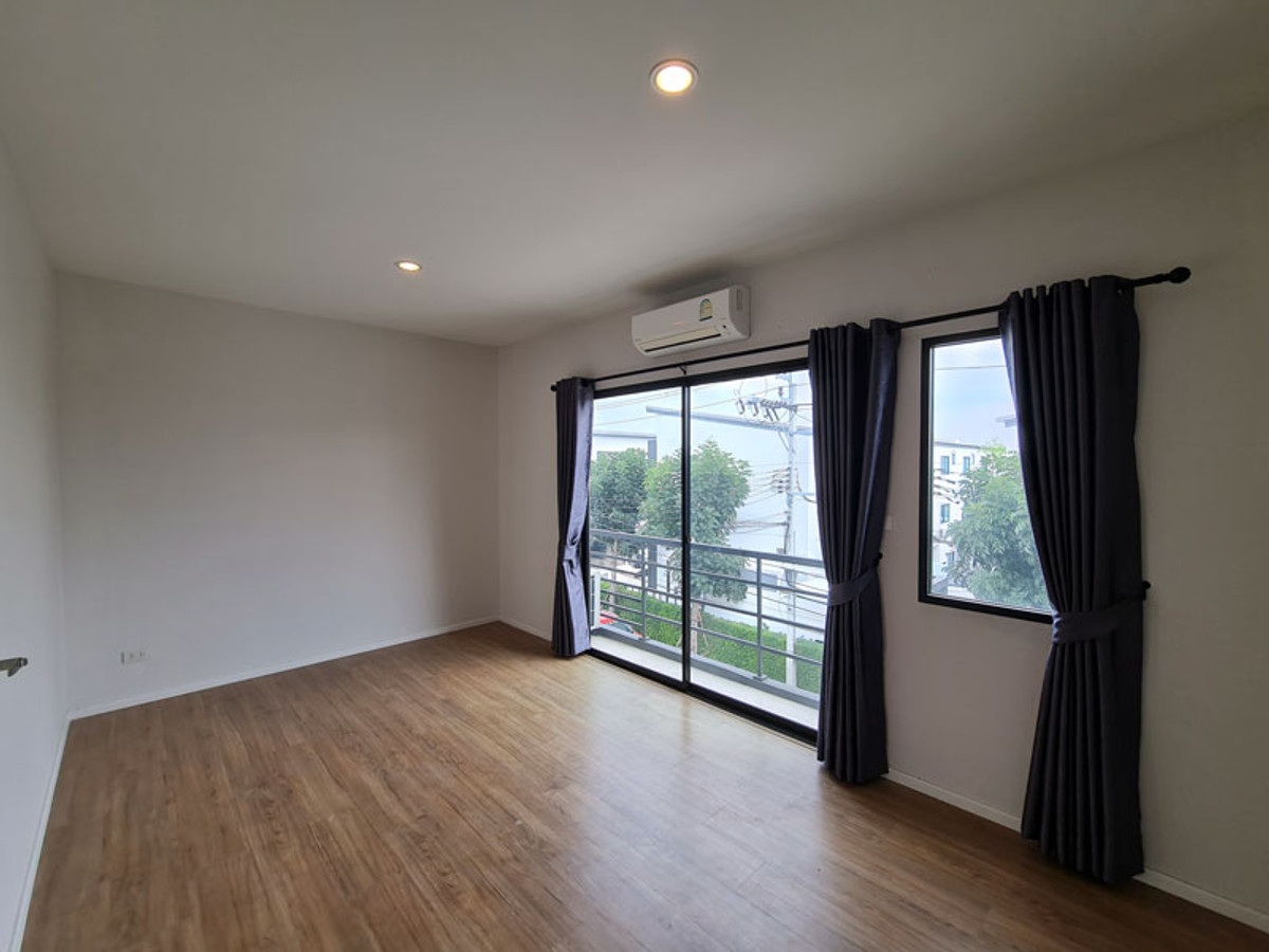 Baan Klang Muang Ratchapruek–Rattanathibet 三层联排别墅出租