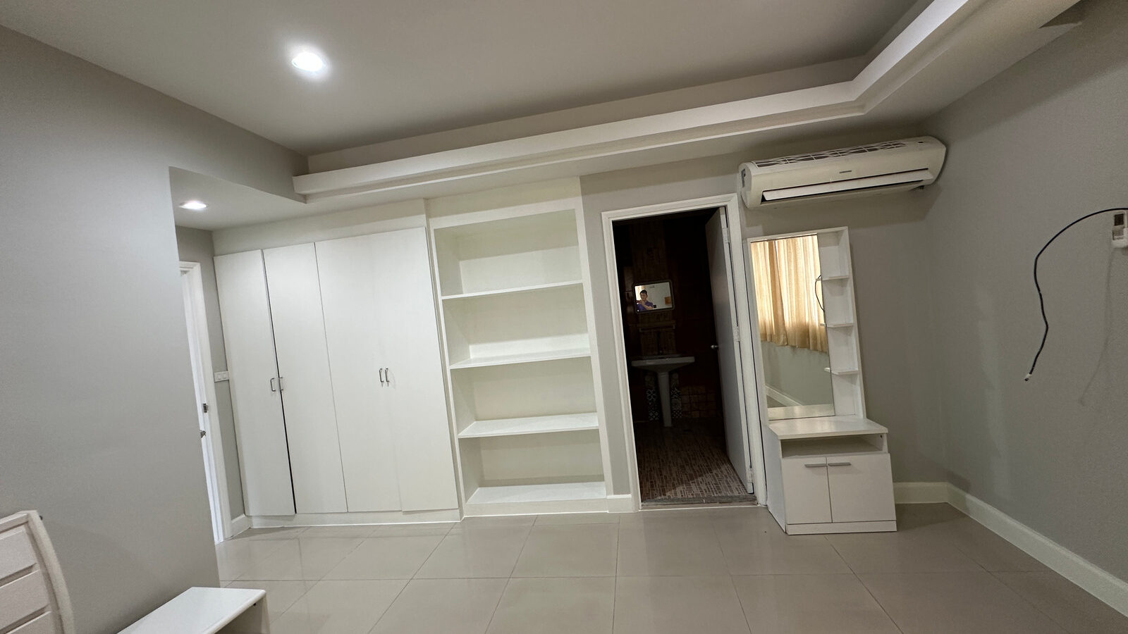 For Rent | Royal Castle Pattanakarn | Spacious 3-Bedroom Condo with Multipurpose Room