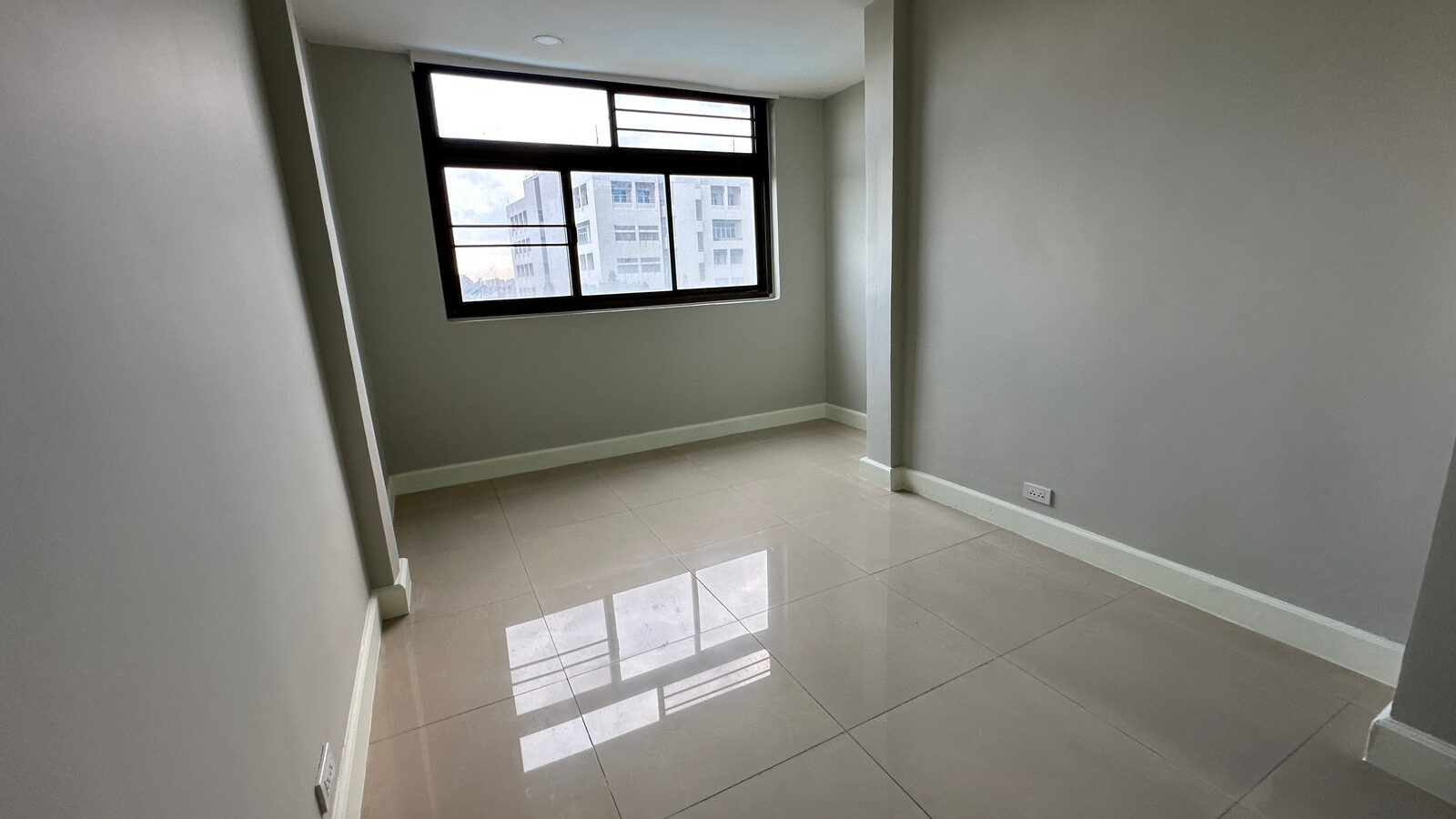 For Rent | Royal Castle Pattanakarn | Spacious 3-Bedroom Condo with Multipurpose Room