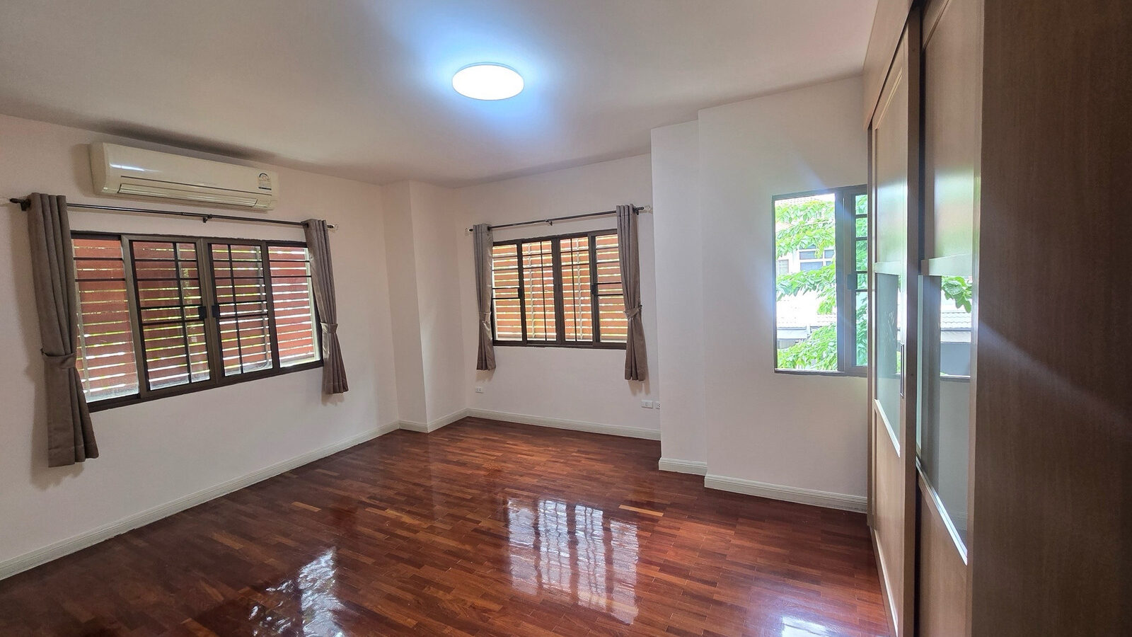 Renovated Corner Detached House for Rent | Setthasiri Seri Thai