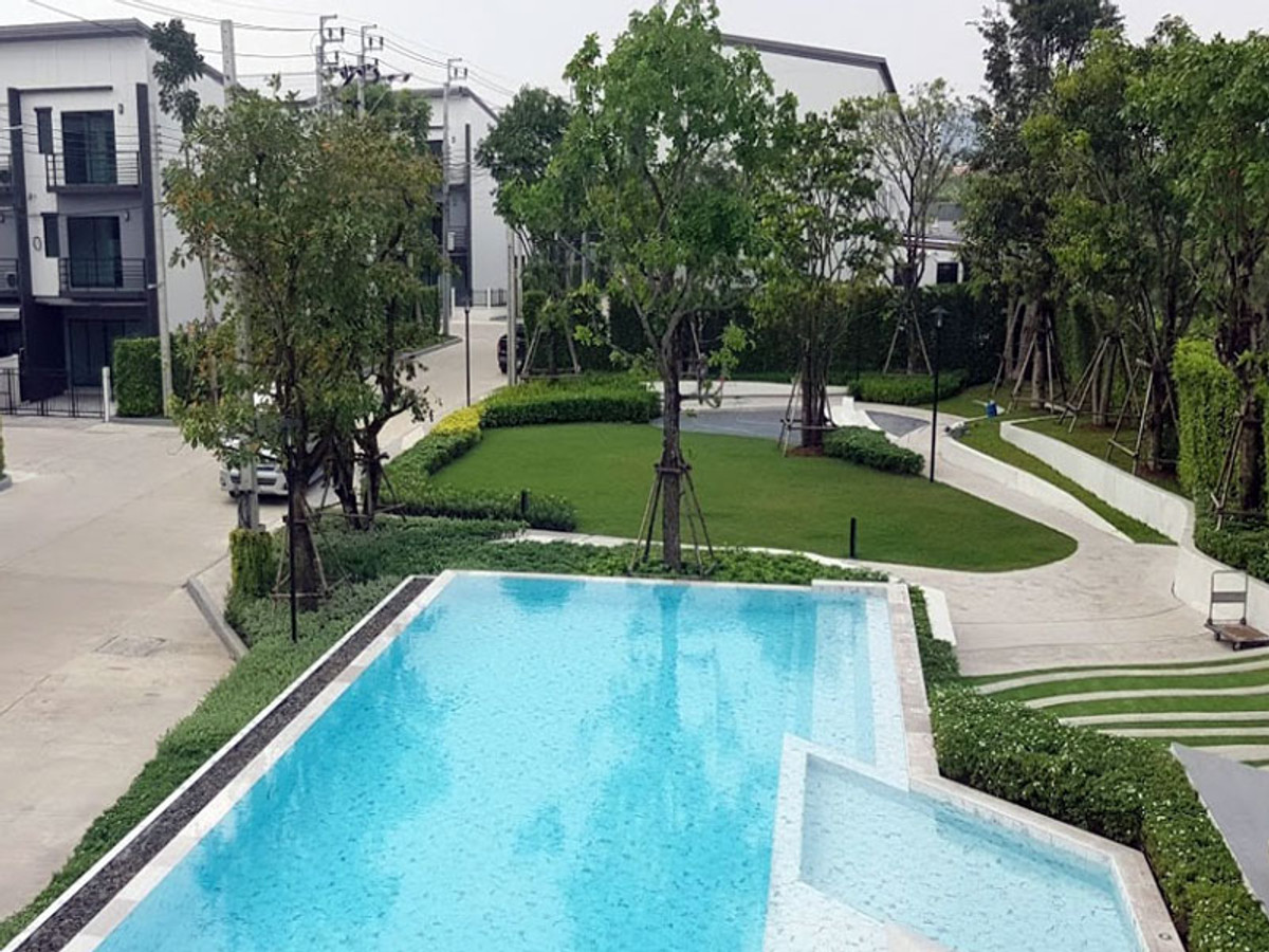 Baan Klang Muang Ratchapruek–Rattanathibet 三层联排别墅出租