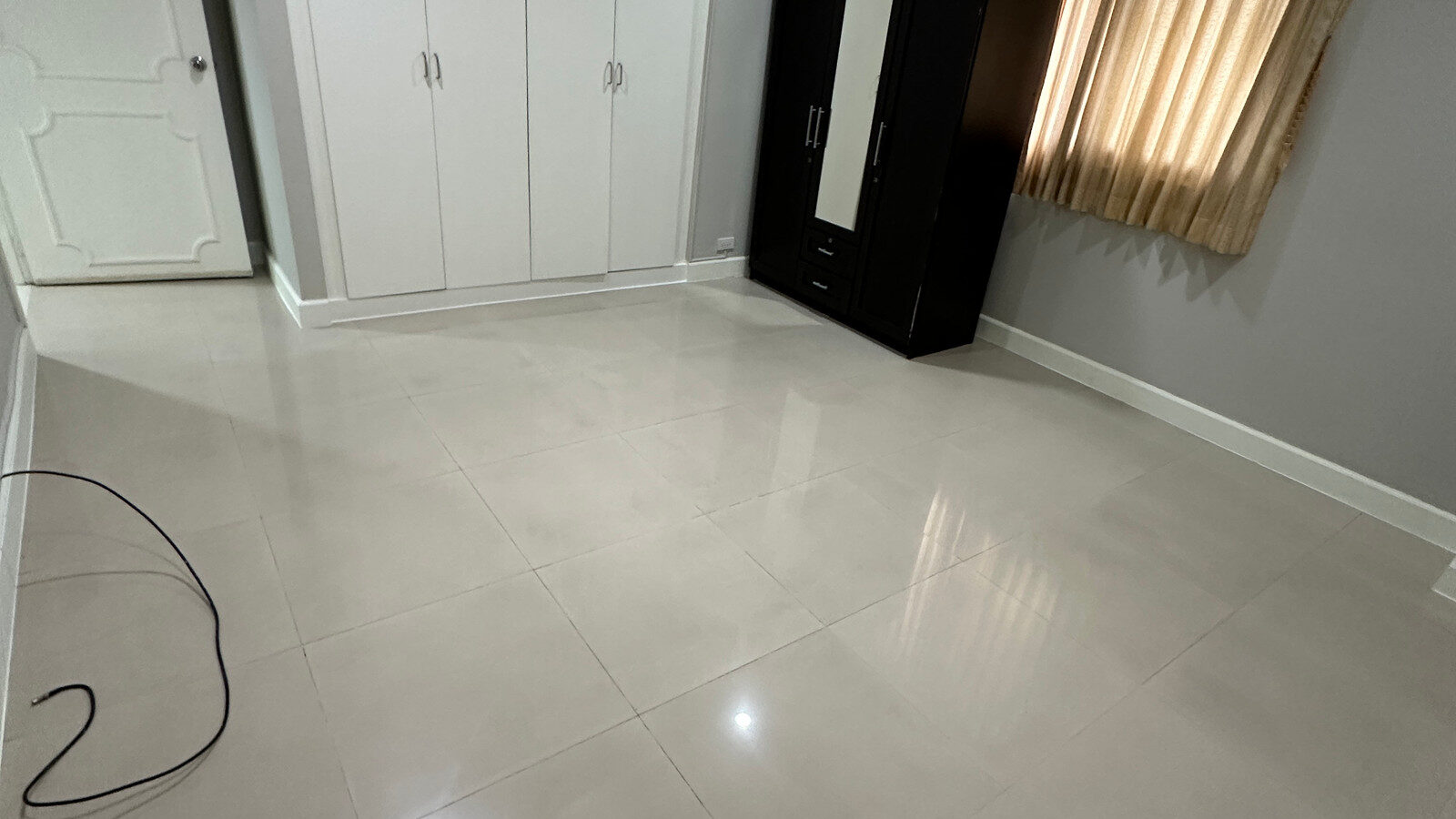For Rent | Royal Castle Pattanakarn | Spacious 3-Bedroom Condo with Multipurpose Room